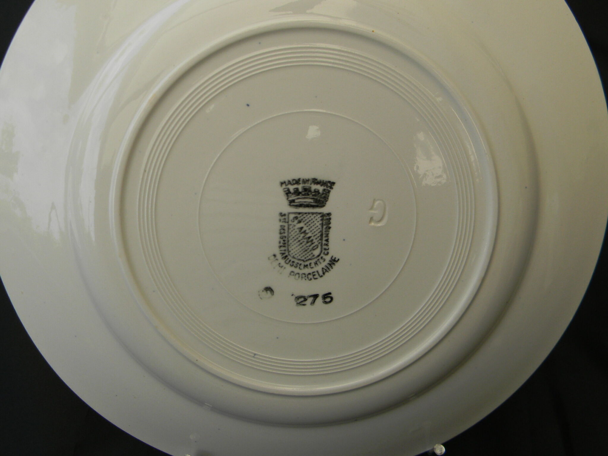 6 flat plates in earthenware from SAINT AMAND. Blue decoration.