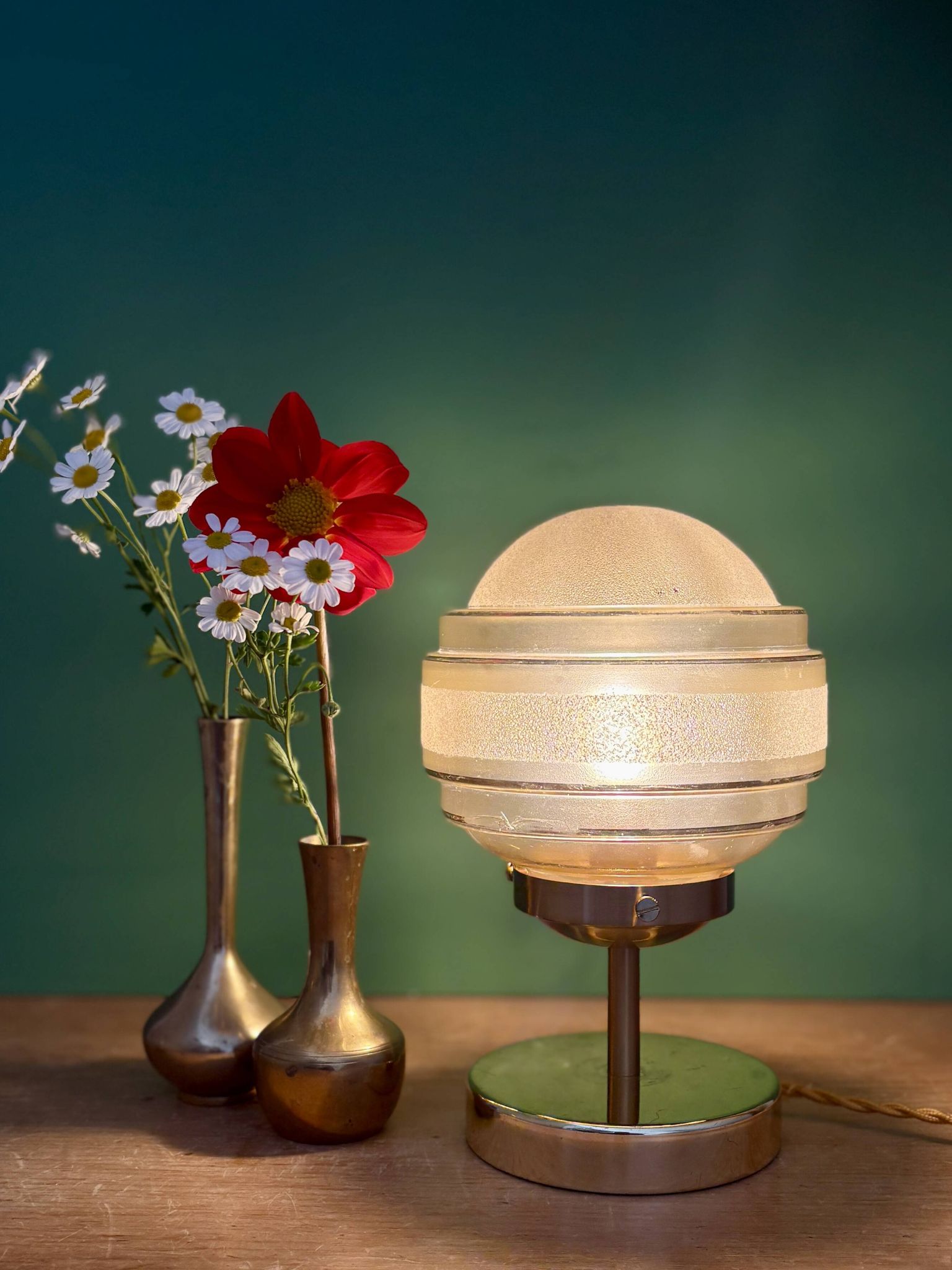 Lampe à poser globe vintage en verre granité jaune et doré