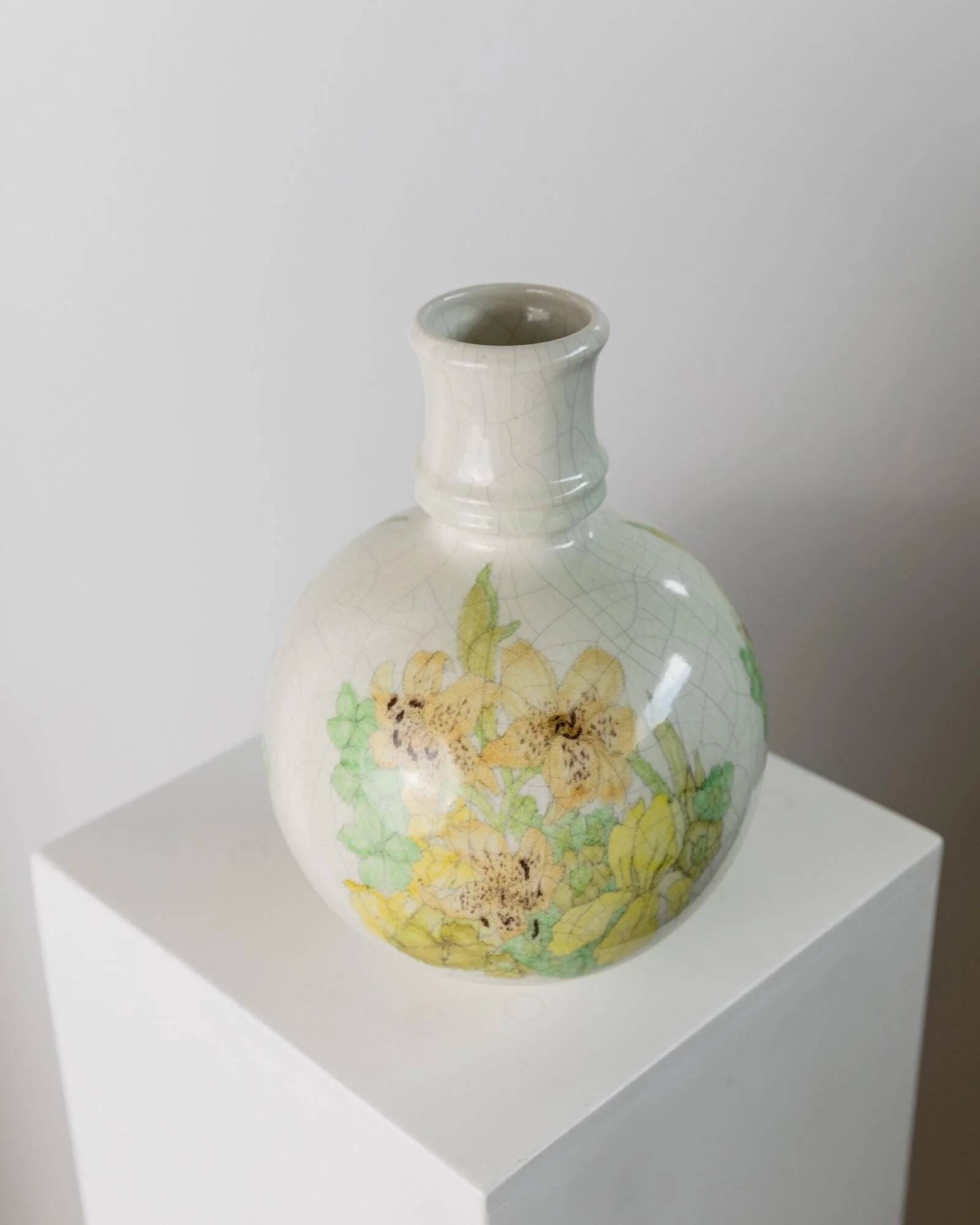 Vase en céramique vintage des années 1960, Ernestine (Italie), décor floral vert et jaune, émail craquelé