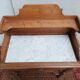 Meuble de toilette en noyer et merisier