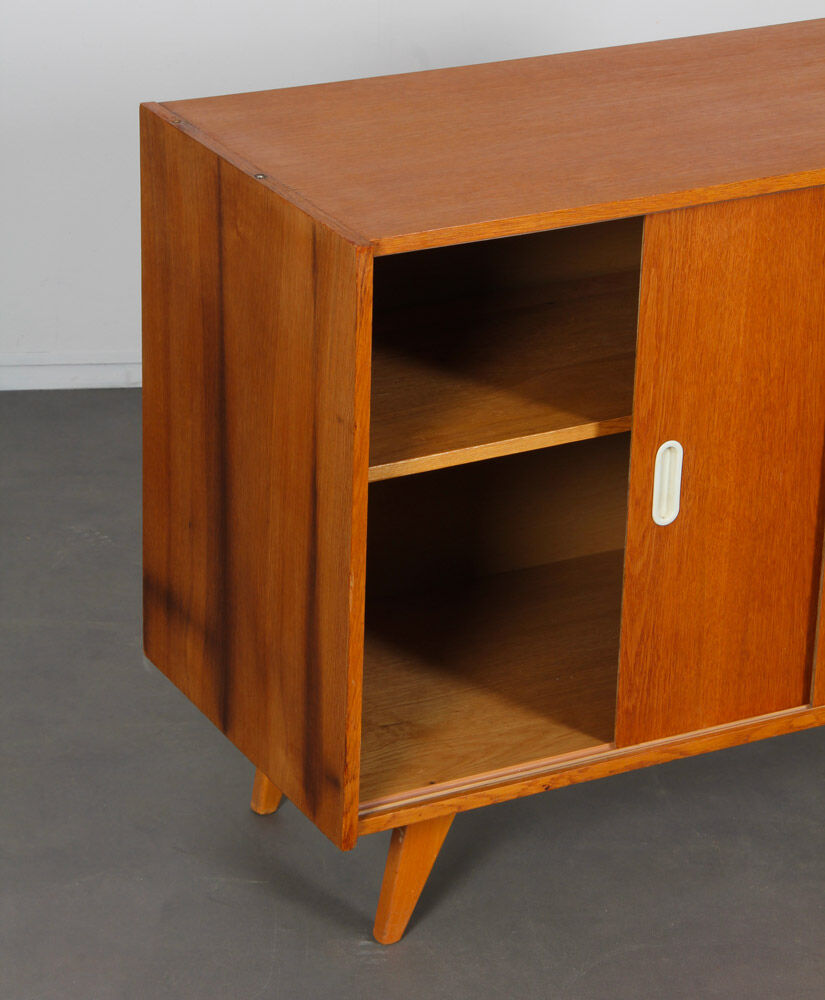 Buffet en placage chêne, modèle U-452, par Jiri Jiroutek pour Interier Praha, 1960
