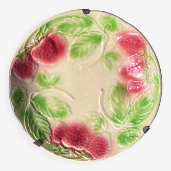 Assiette en barbotine décor fraises et feuilles