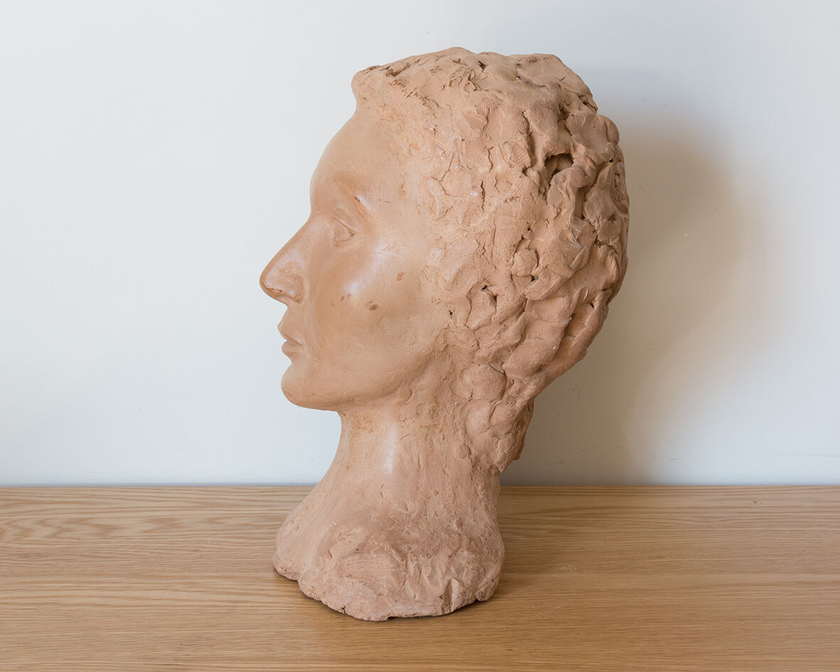 Buste de femme en terre cuite