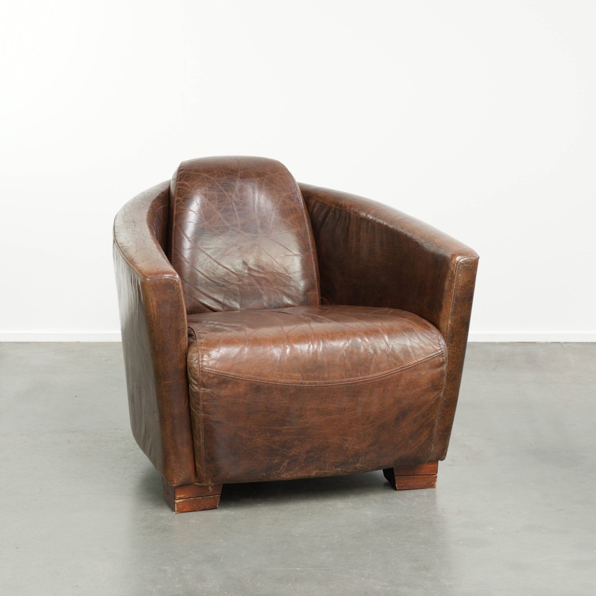 Cow leather armchair in Aviator design with patina and a warm appearance