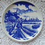 Assiette plate bleue et blanche porcelaine royal manufacture boch belgique. piece de 1950. assiette cadeau amoureux
