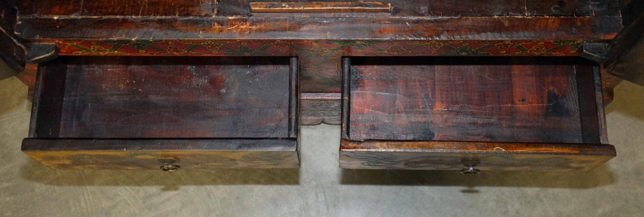 Armoire chinoise vintage peinte avec pagode et tiroirs
