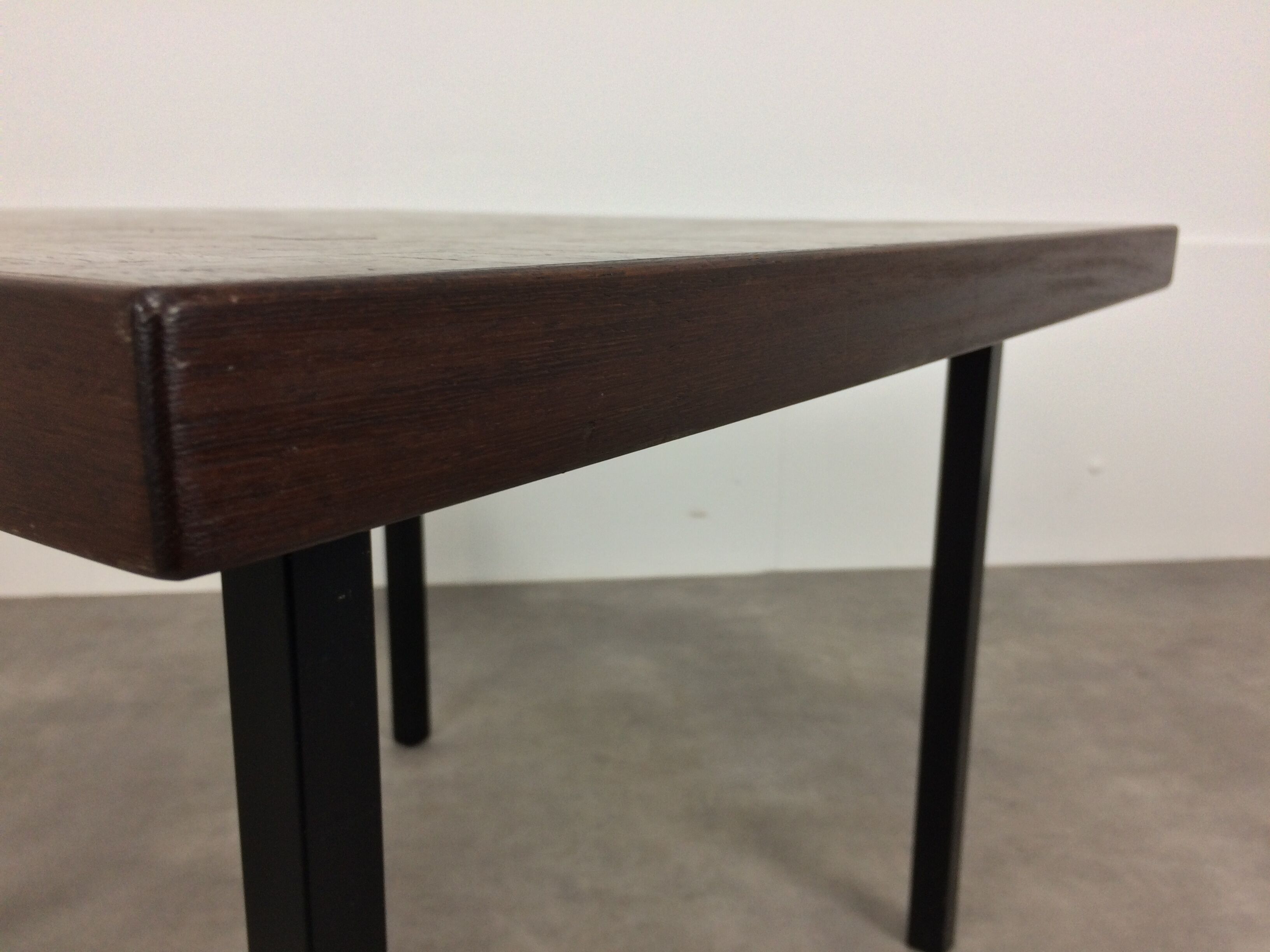 Table basse Dieter Waeckerlin en marqueterie de bois de palmier