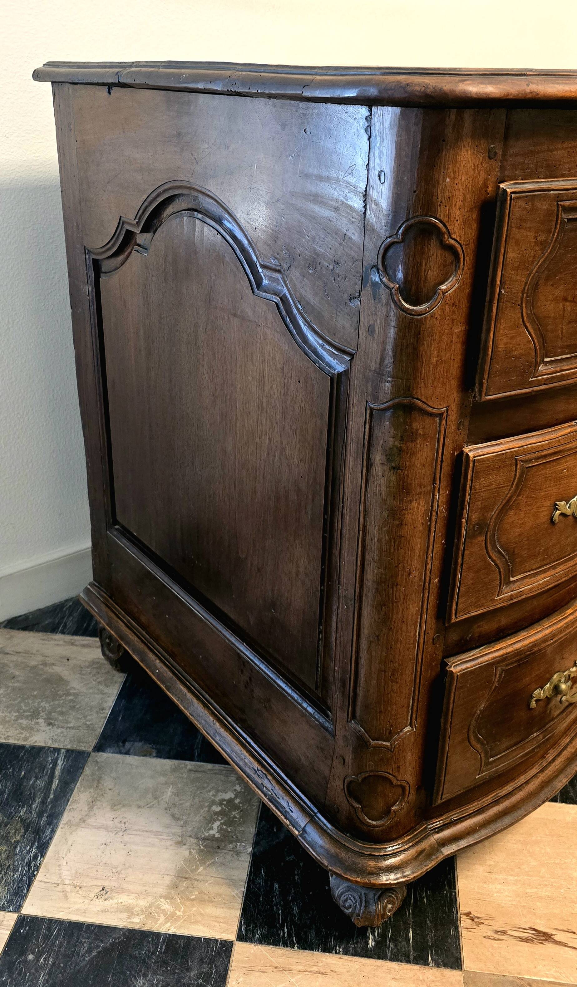 Crossbow chest of drawers in solid walnut, Louis XIV period – early 18th century