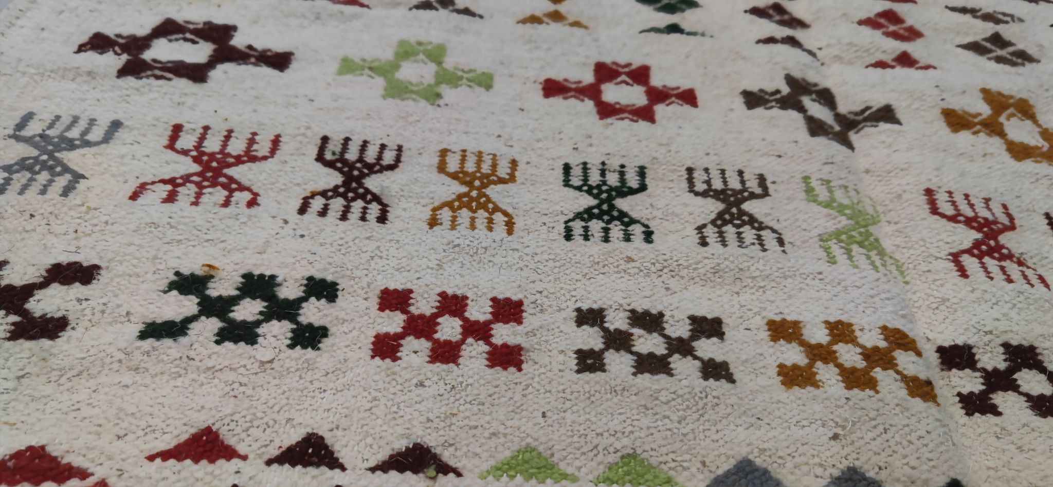 Tapis blanc à motifs berbères multicolores fait main
