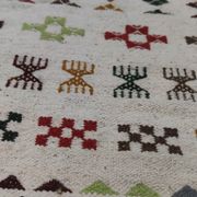 Tapis blanc à motifs berbères multicolores fait main