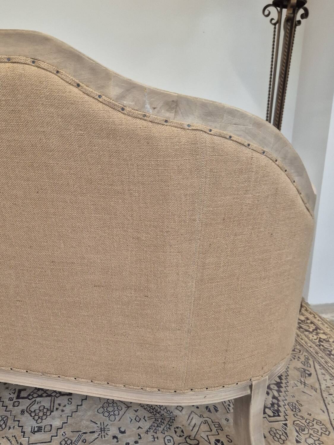 Louis XV style bench sofa in pink fabric and burlap