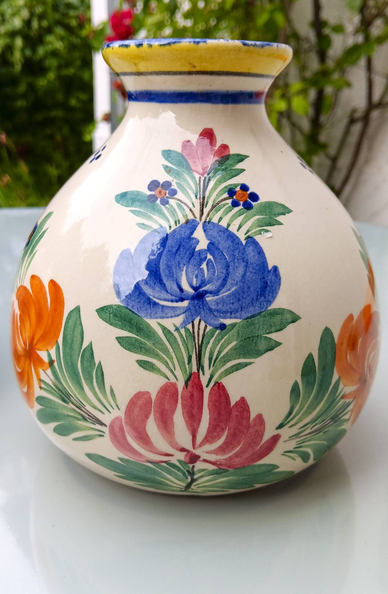 2 vases by Henriot Quimper, 1950 in very good condition.