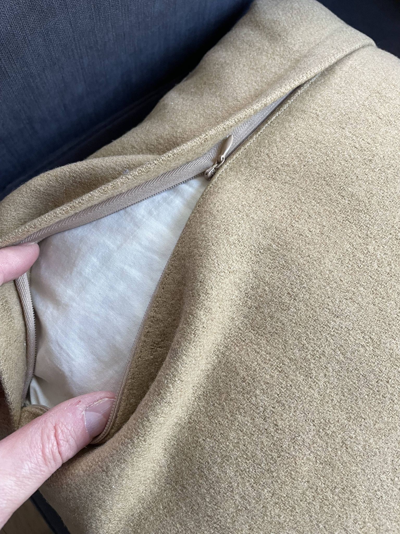 Coussin Pierre Frey Paris 40x40 laine brodée – garnissage plumes
