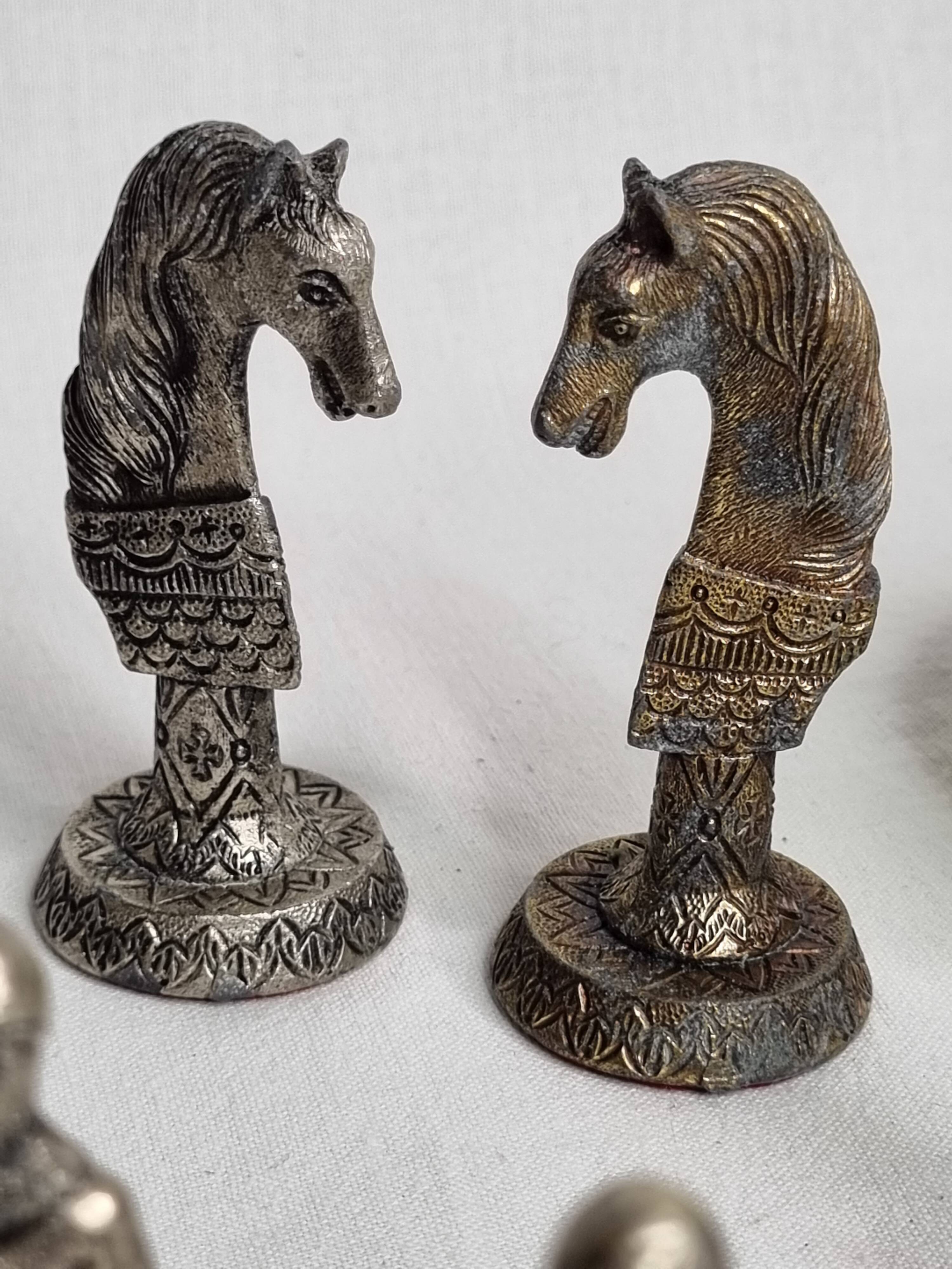 Vintage chess set in patinated metal alloy with a 39 cm chessboard from the 1980s.