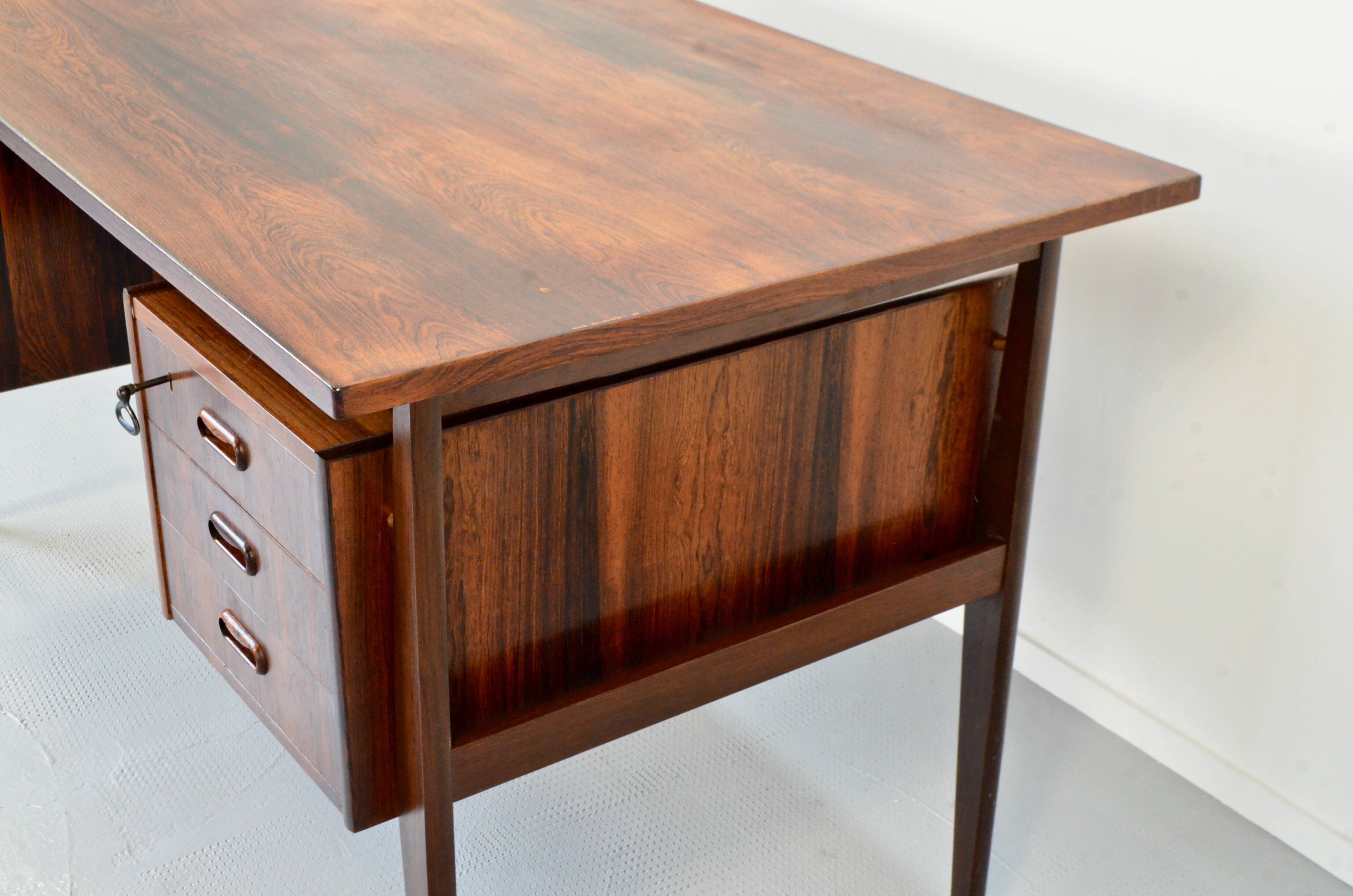 Bureau de direction danois du milieu du siècle en superbe palissandre. Vintage / Moderne / R