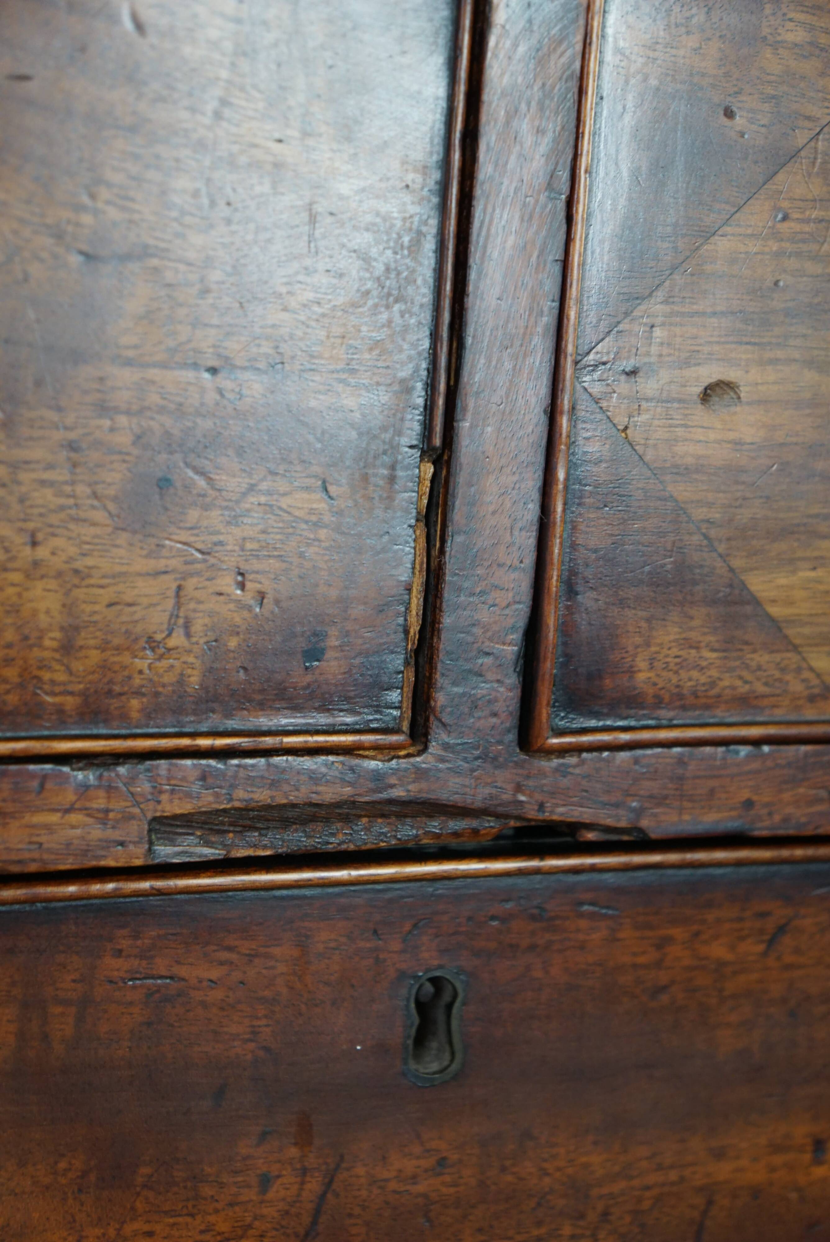 Commode antique anglaise robuste en acajou avec 5 tiroirs du milieu du 19ème siècle