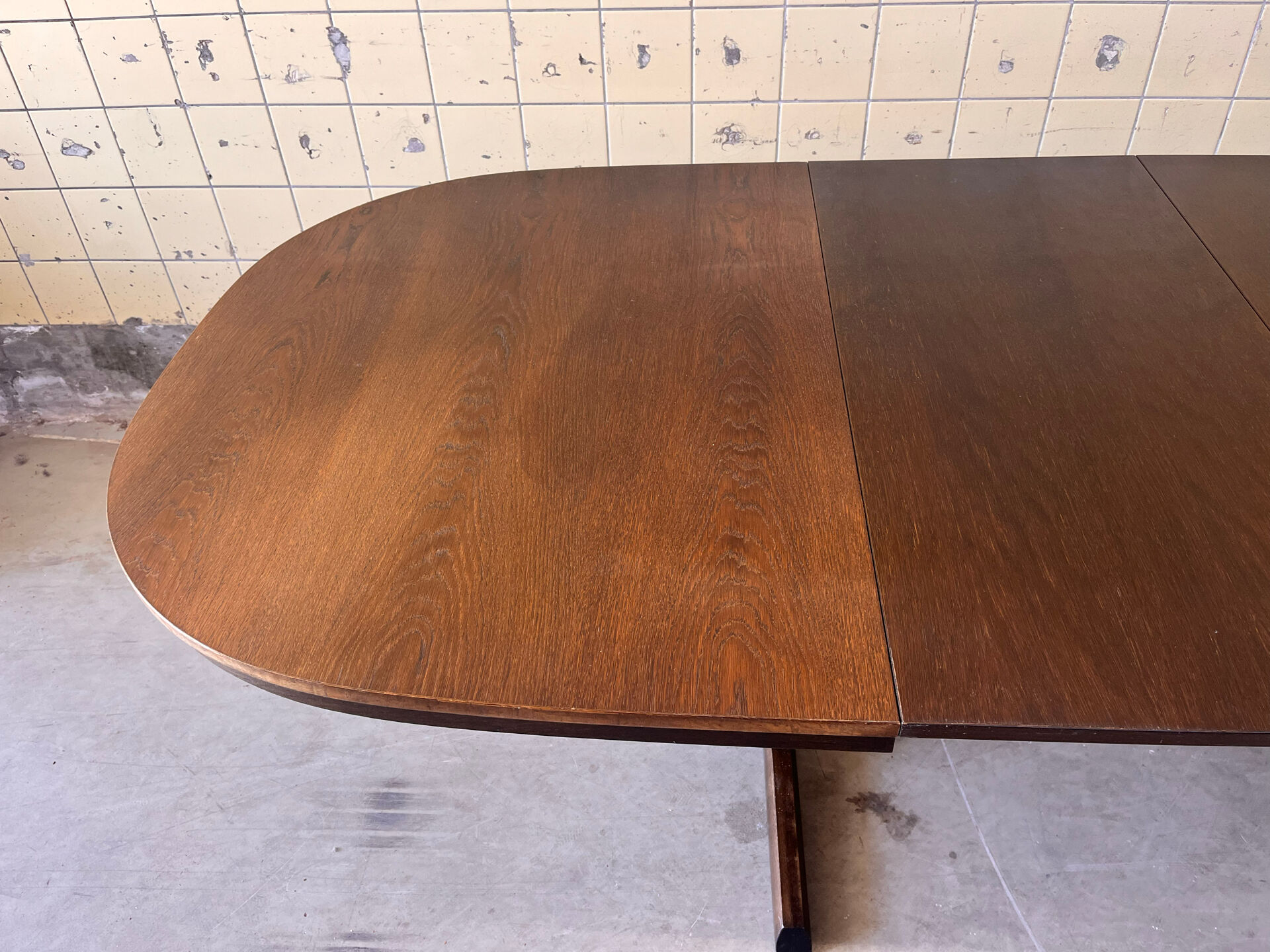 Oval dining table by Farstrup