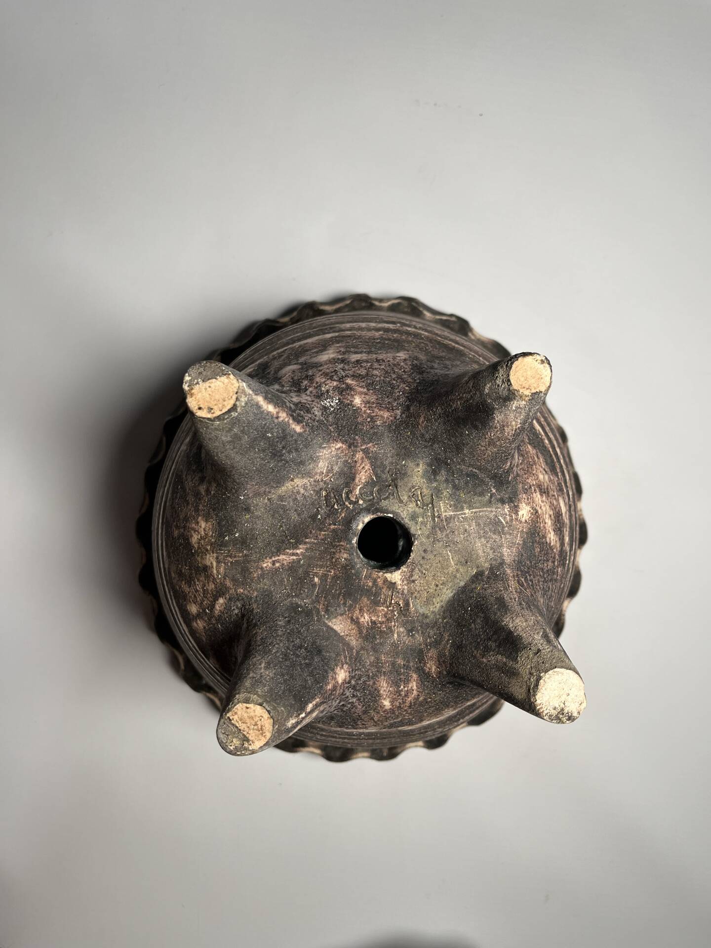 Accolay pot cache tripod Gaulish