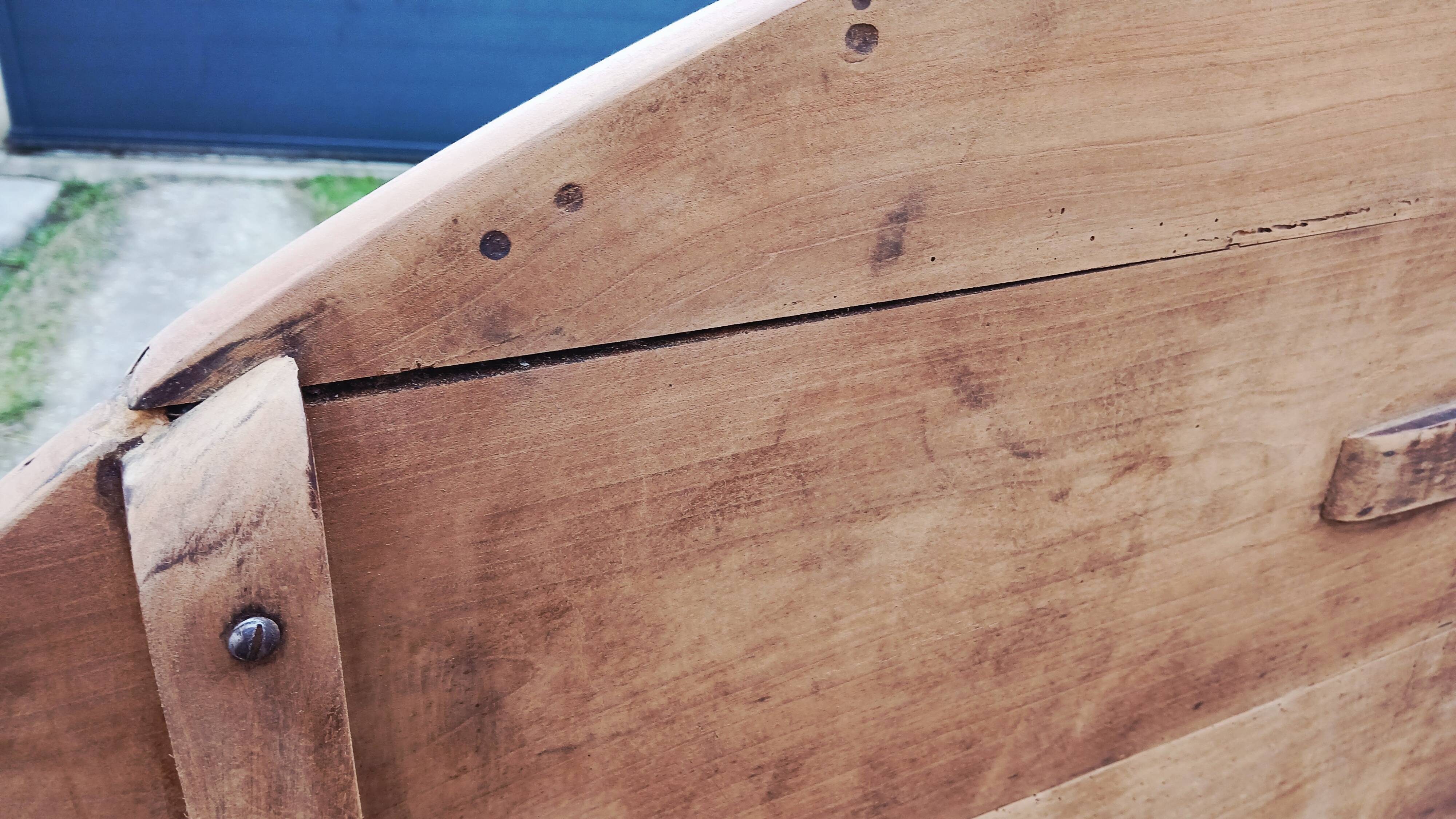 Oval table of grape harvesters from the Southwest in cherry wood