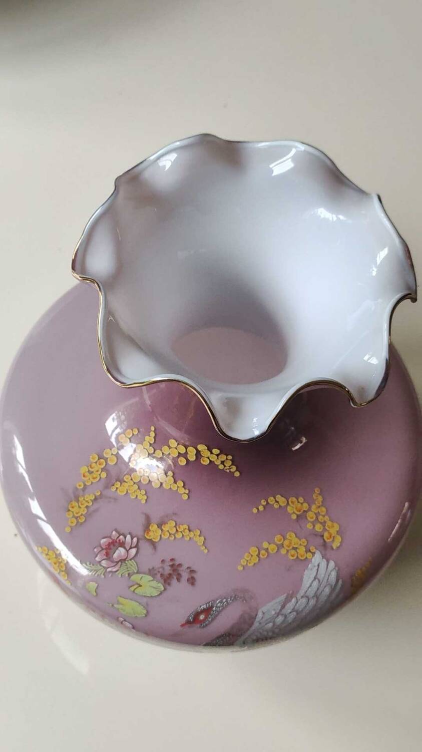 Japanese opaline vase in old pink tones. Swan decoration and polychrome floral motifs.