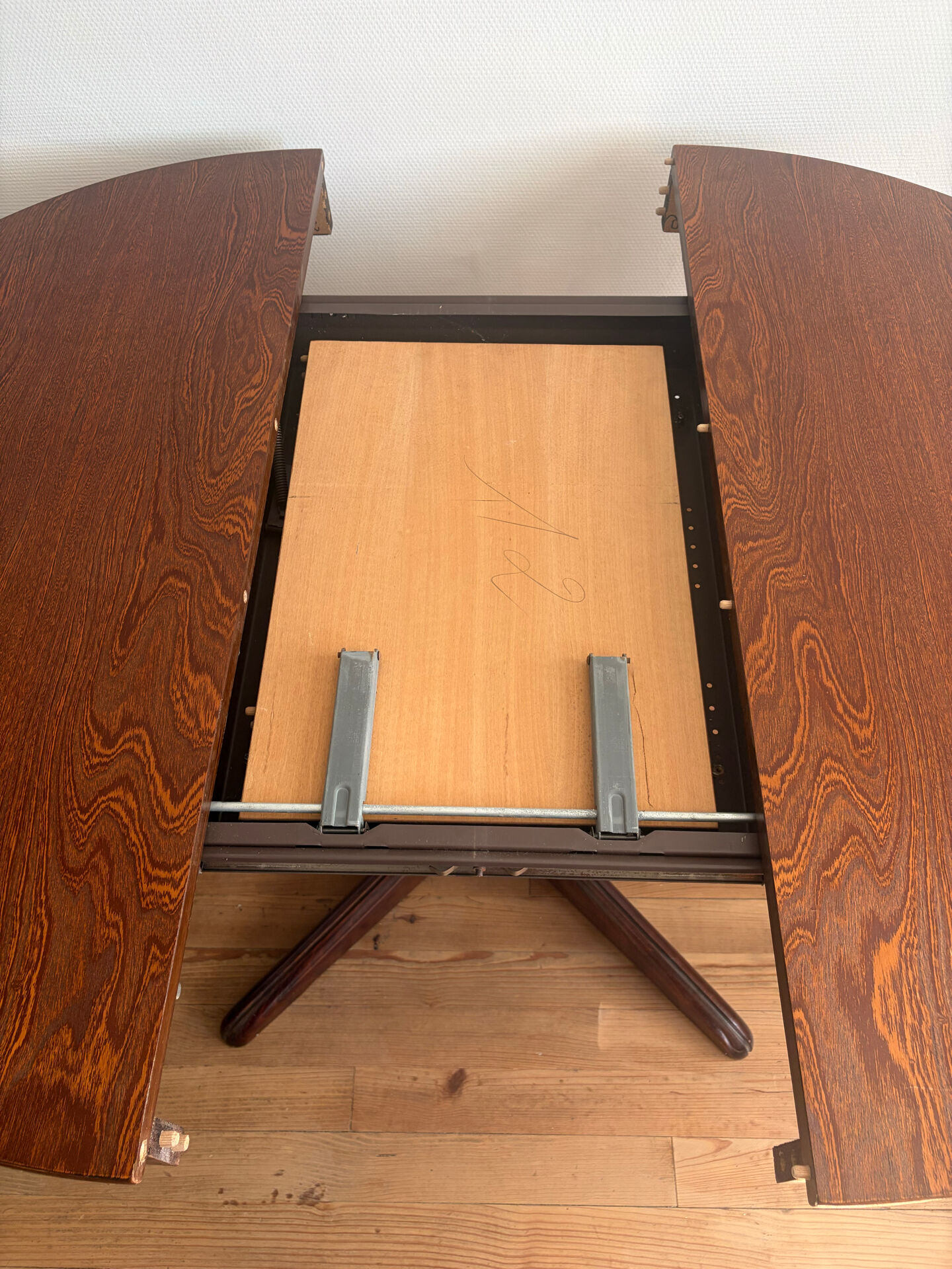Extendable round table Baumann