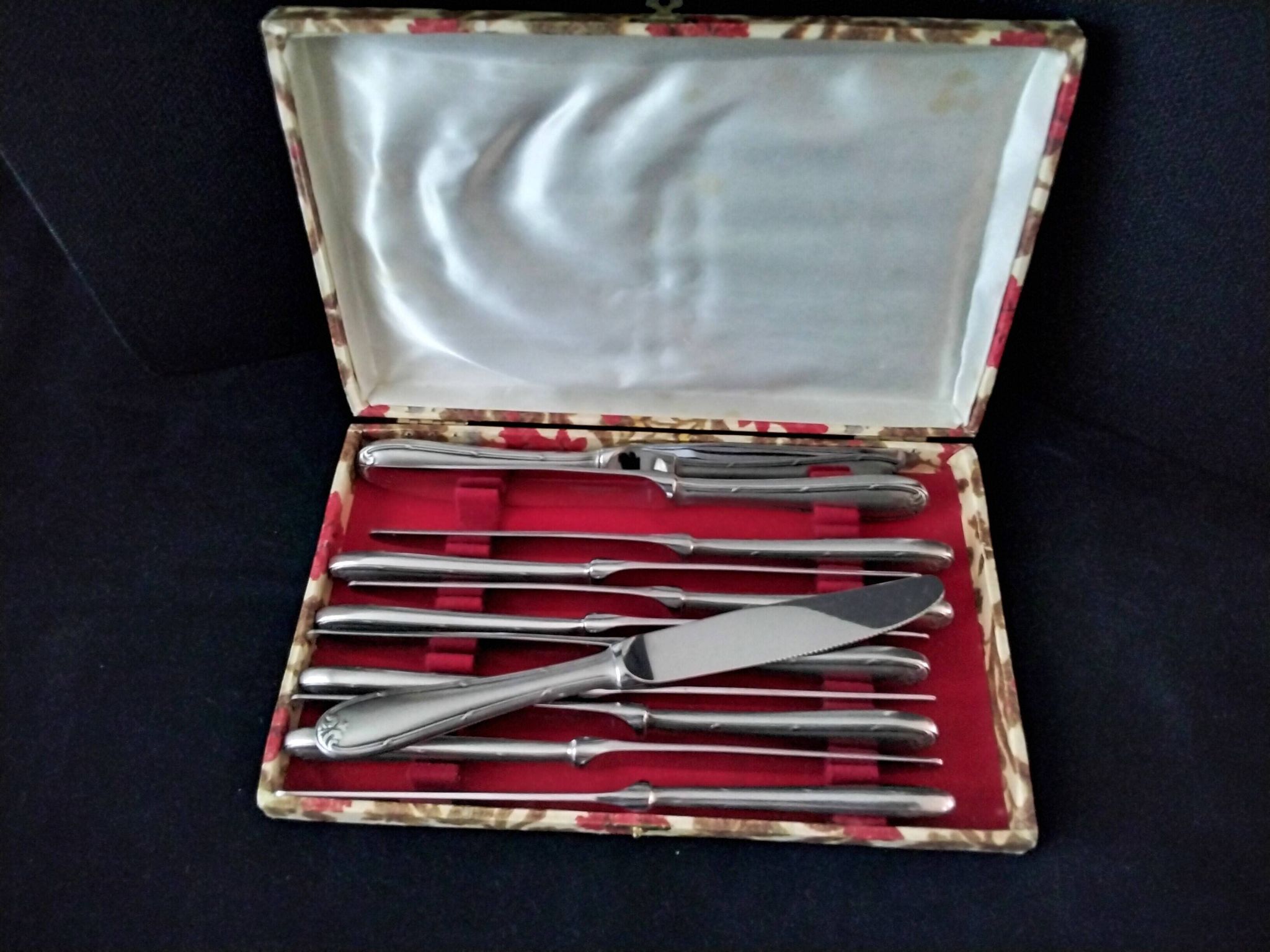 Set of 12 monobloc table knives in Comargent steel.