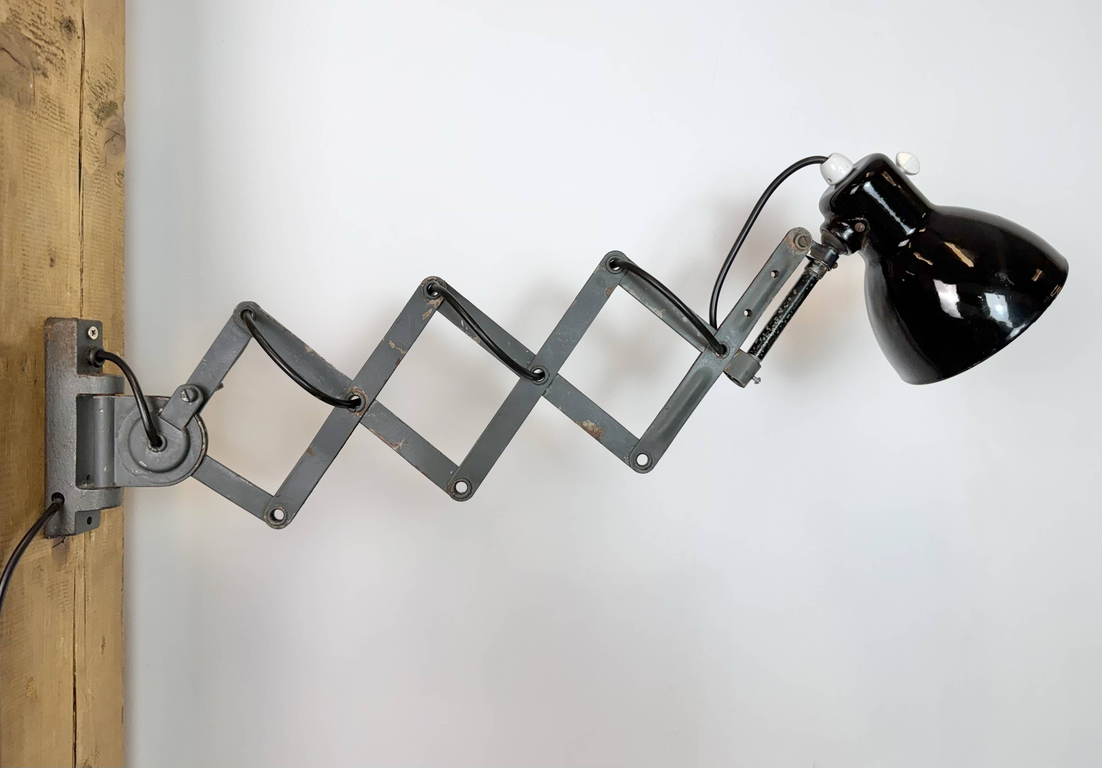 Lampe murale à ciseaux en émail noir industriel, années 1950