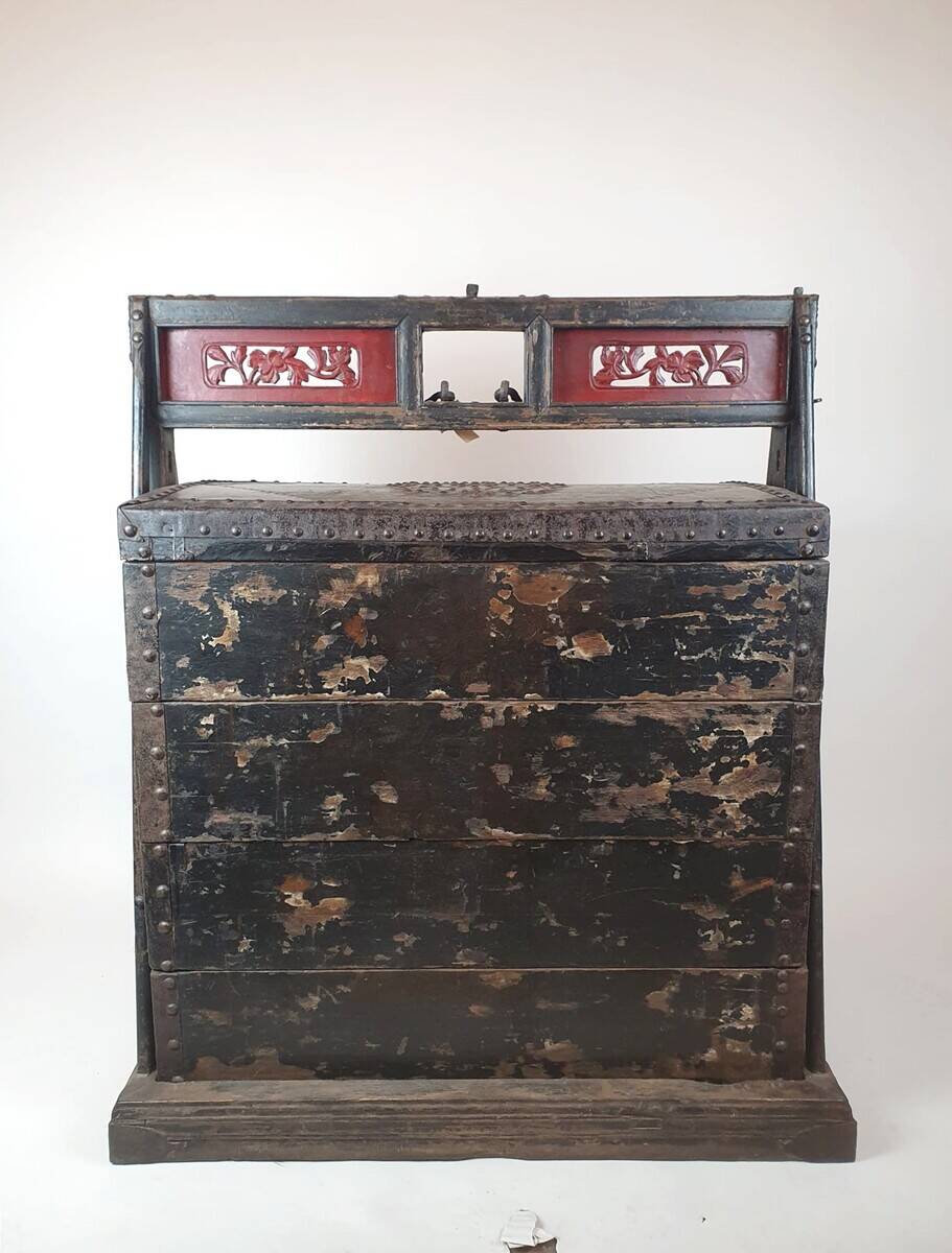 Large lacquered wooden wedding chest - China - 19th century