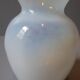 Vase en opaline blanche et décor de fleurs
