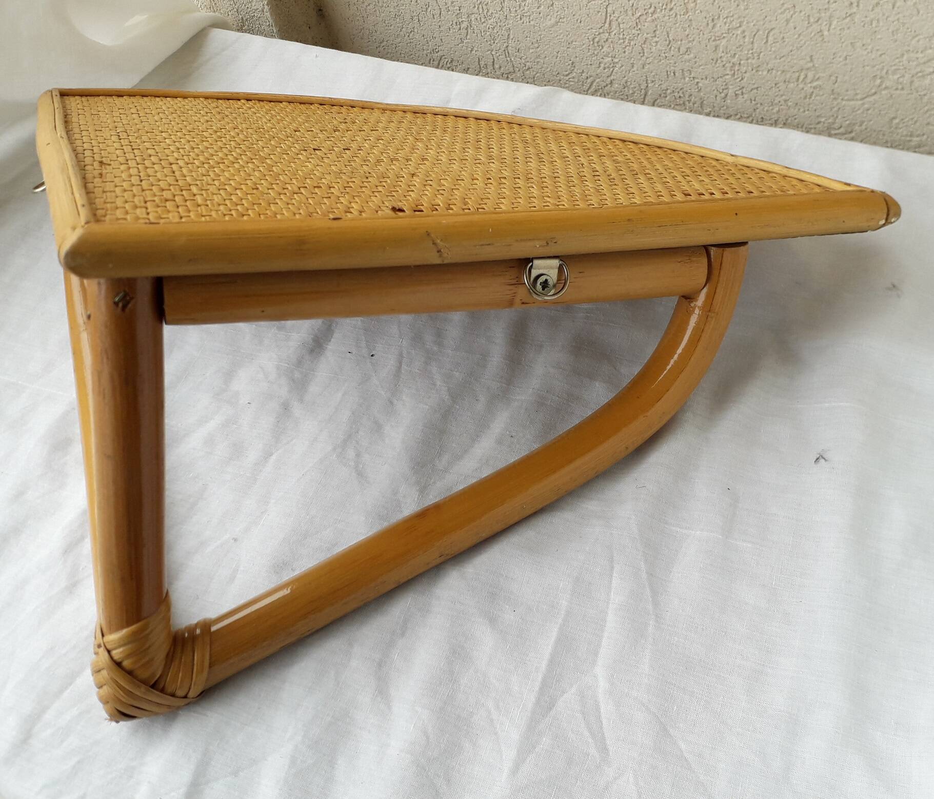 Corner shelf in rattan