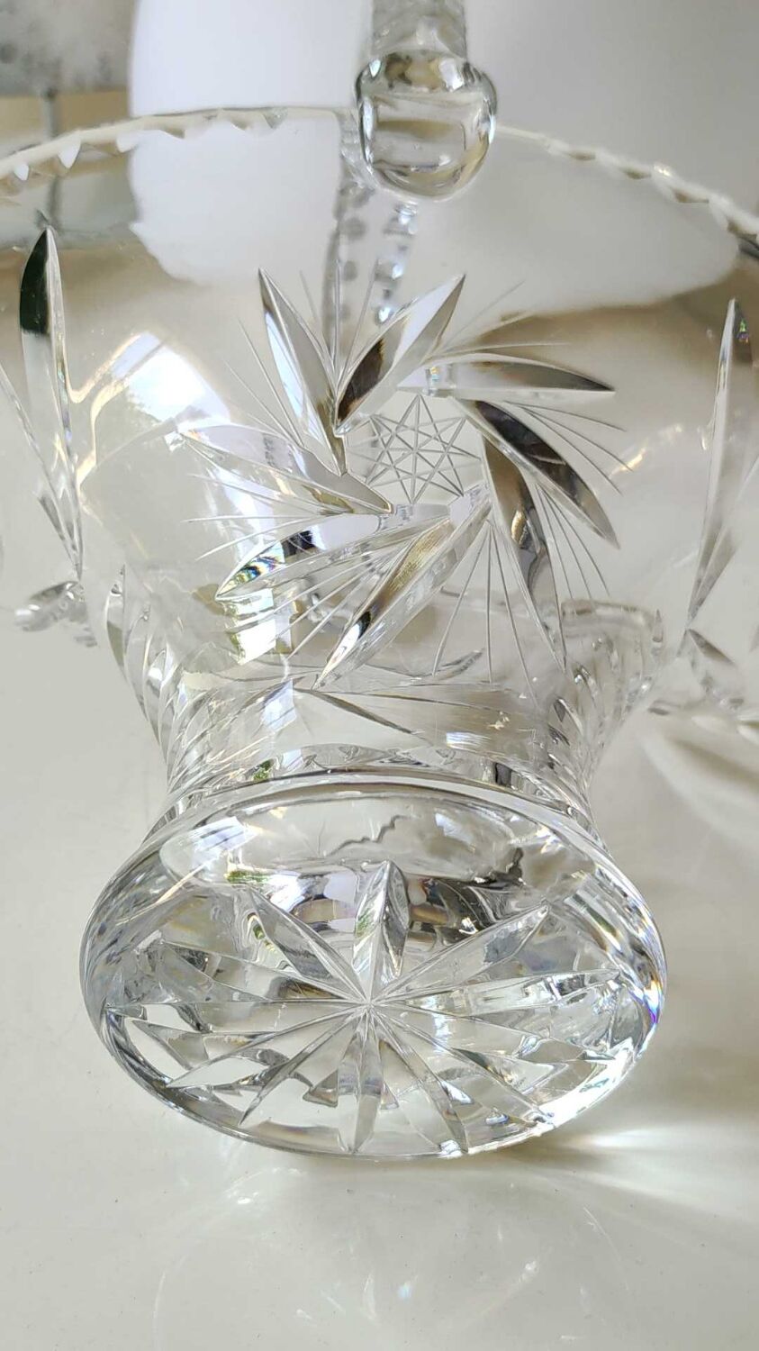 Decorative basket/fruit basket in Beyer cut crystal. Starry/leafy motifs