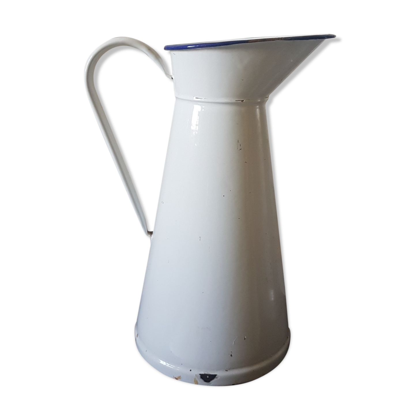 Water pitcher in enamelled sheet metal