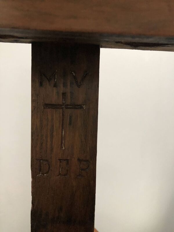 Etagère murale ancienne en bois ayant appartenu à un religieux