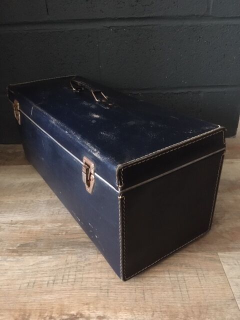 Valise ancienne parallélépipédique bleue