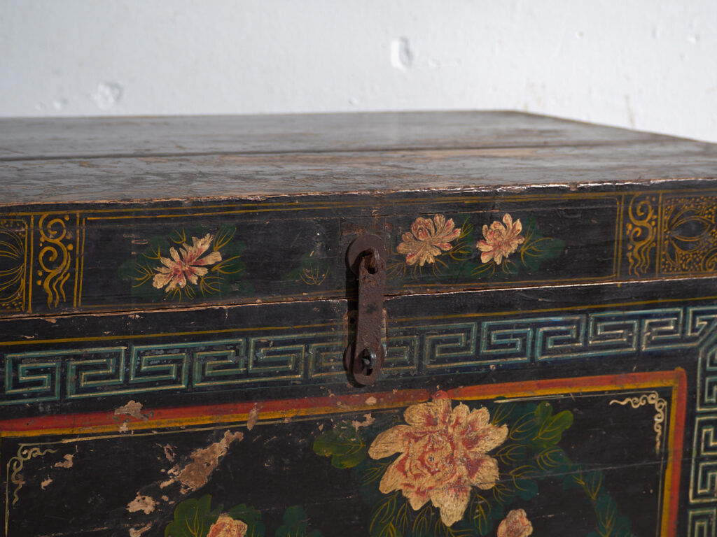 Coffre ancien peint en bois de pin – Chine, vers 1900