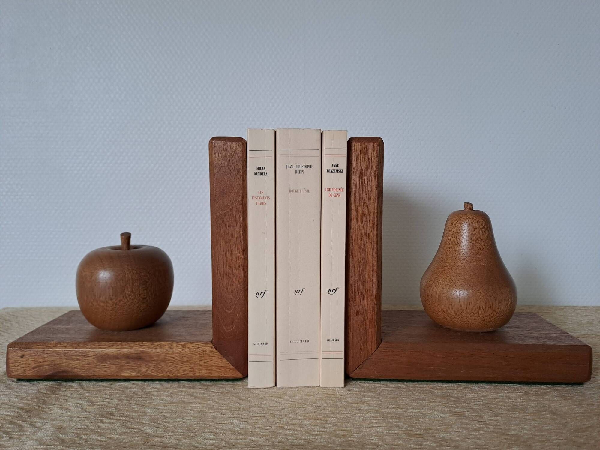Wooden bookends shaped like an apple and pear – Minimalist design