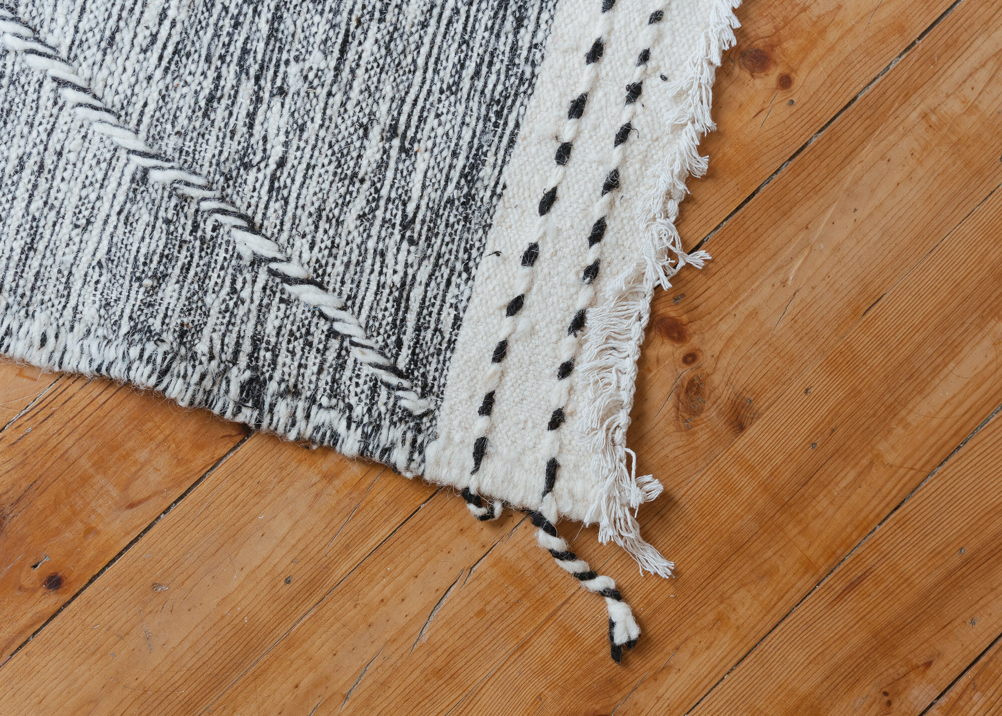 Berber carpet Zanafi - 100% black and white wool - 115 cm x 60 cm