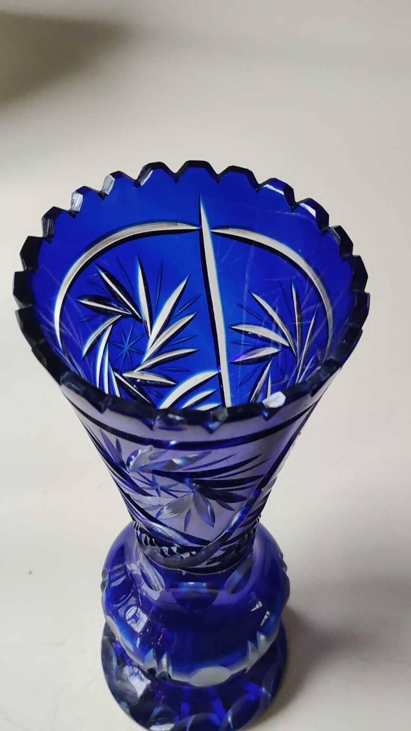 Bohemian cut crystal vase. Notched neck. Sophisticated stars, 26 cm