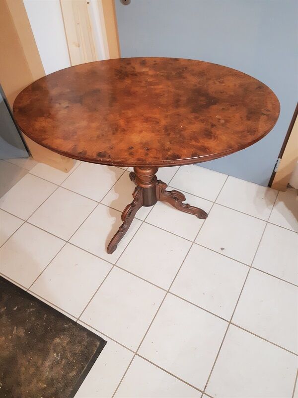 Oval side table Louis Philippe period walnut and walnut bramble, tripod foot