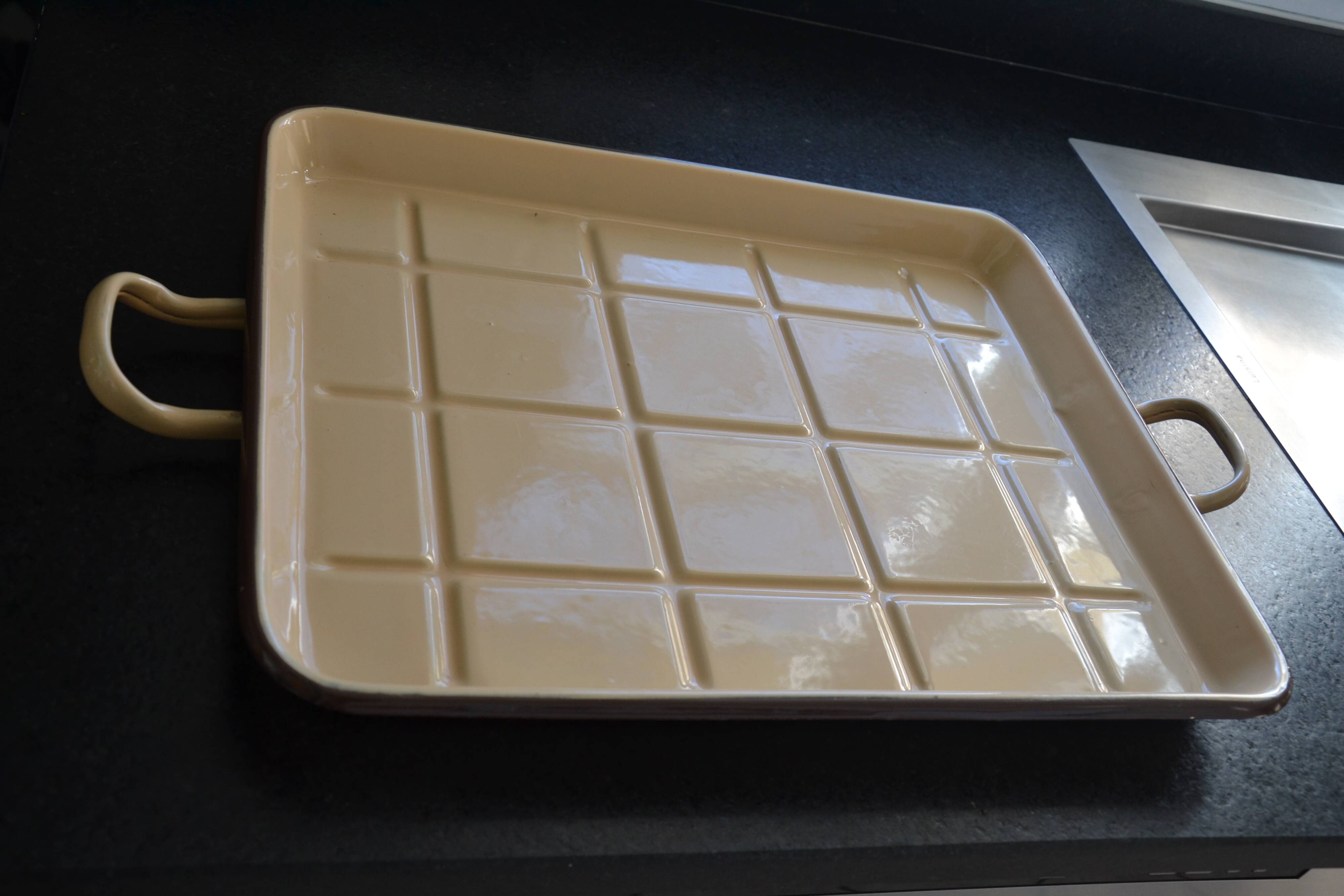 Vintage enamelled sheet metal tray