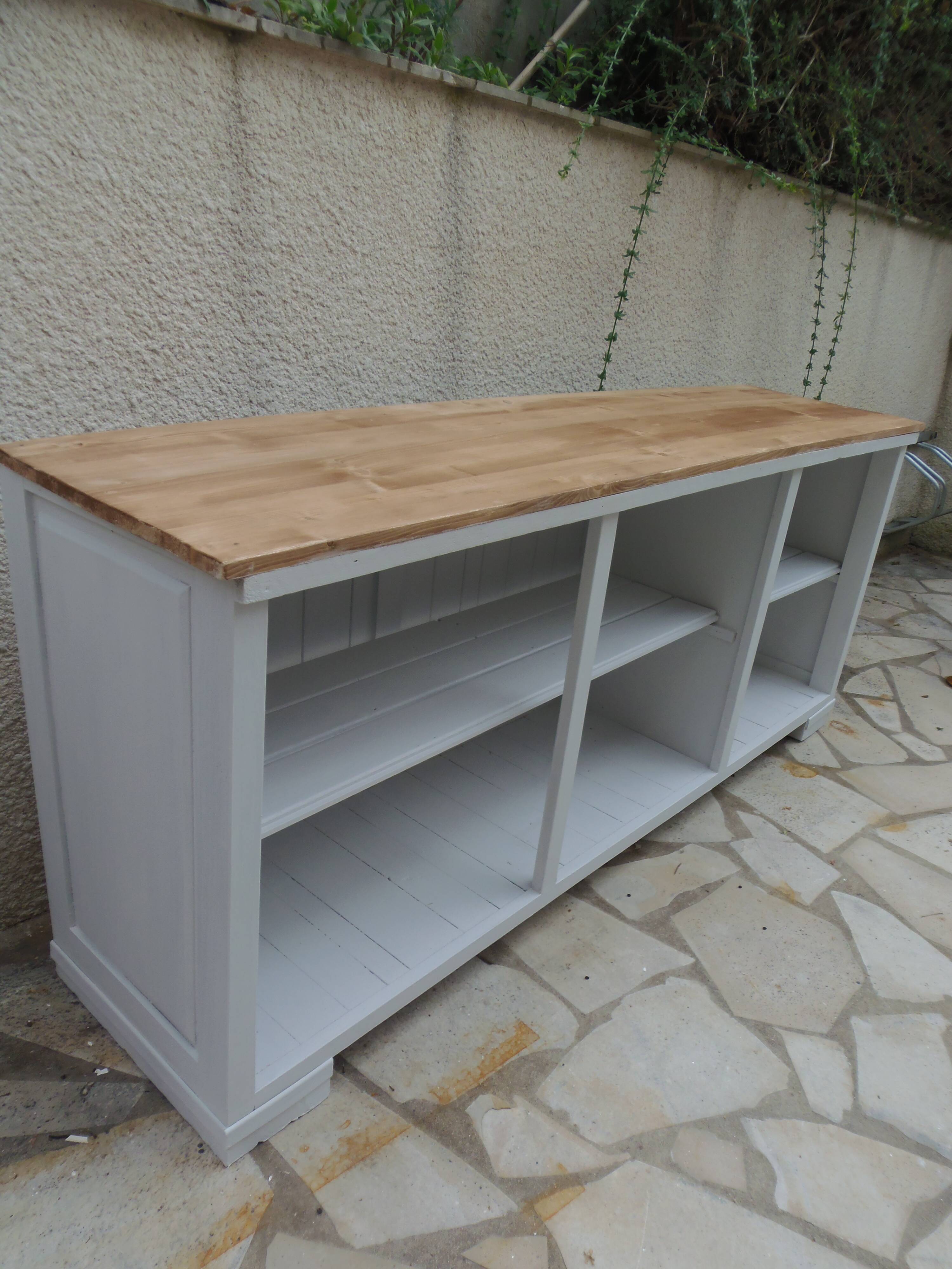 Meuble de métier patiné gris perle, plateau bois.