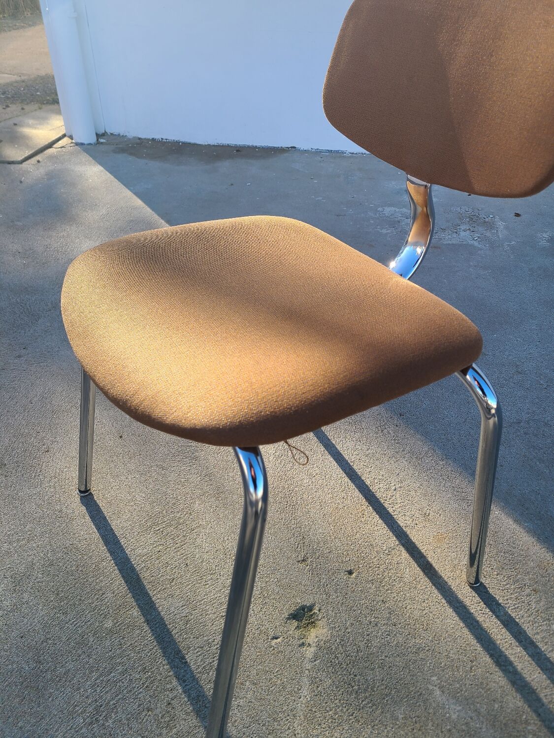 Chaise vintage stafor vers 1980