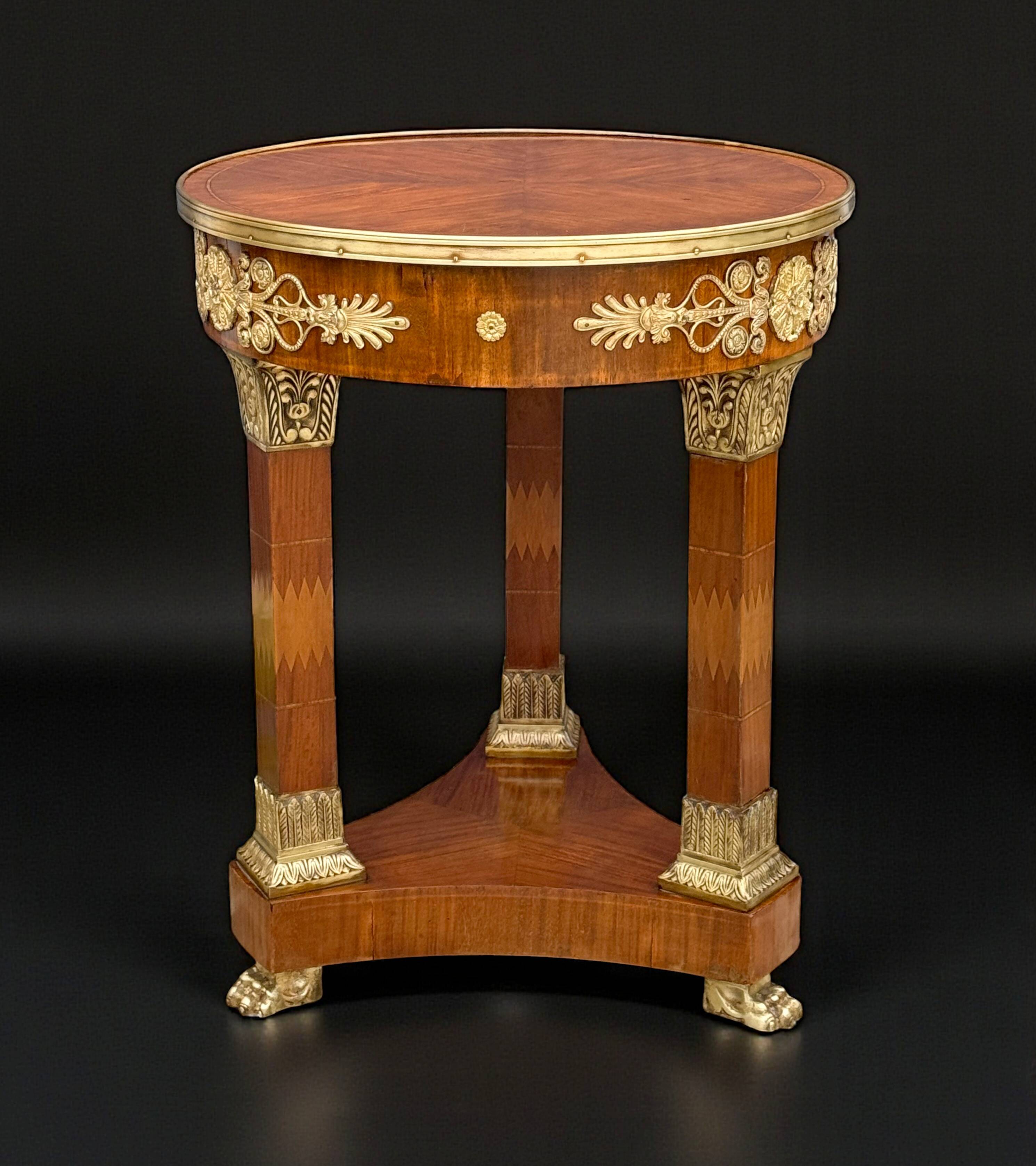 Circular gueridon empire of the 19th century in marquetry ornamented with gilt bronze