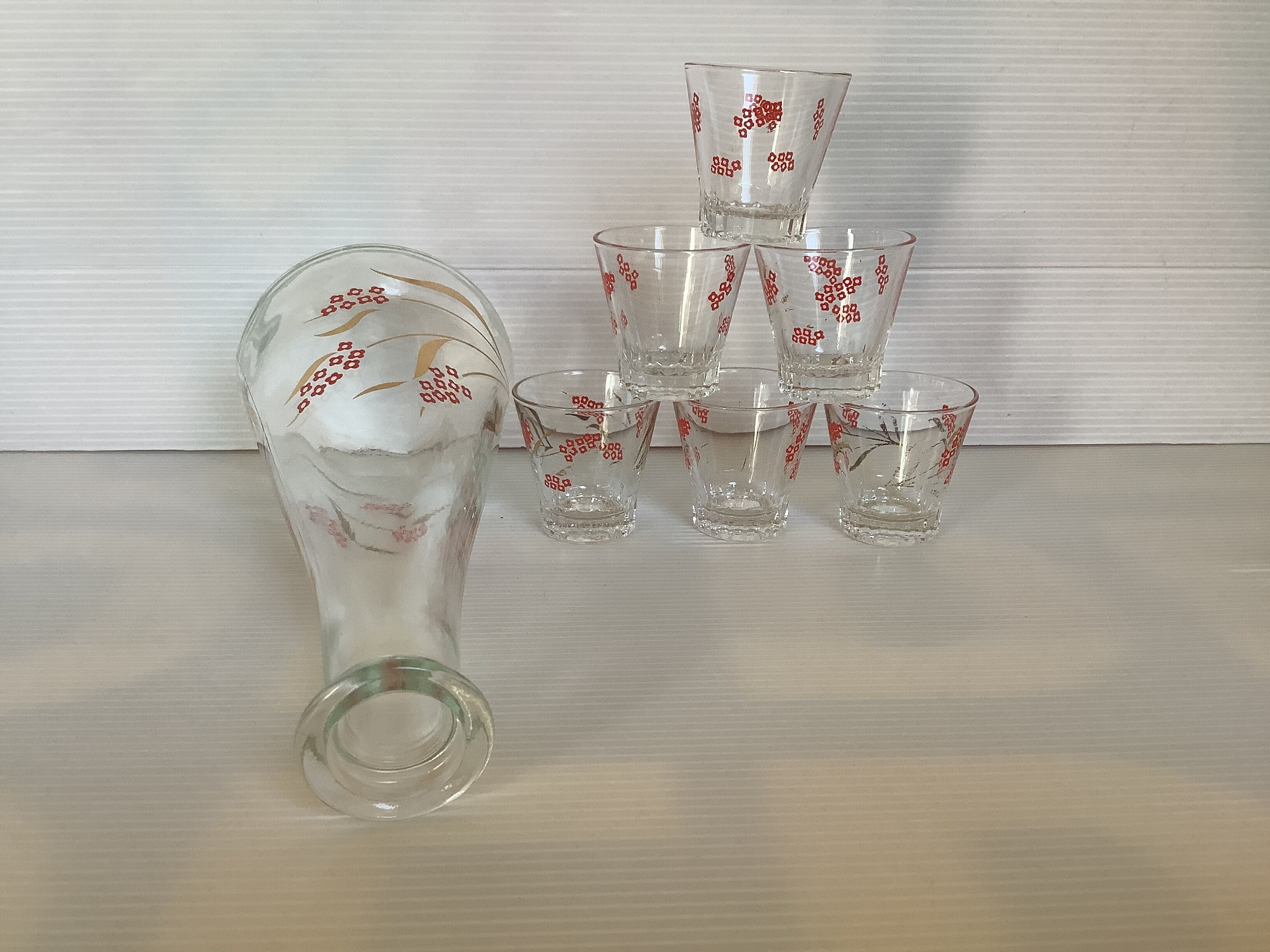 Carafe and 6 matching glasses in red and gold.