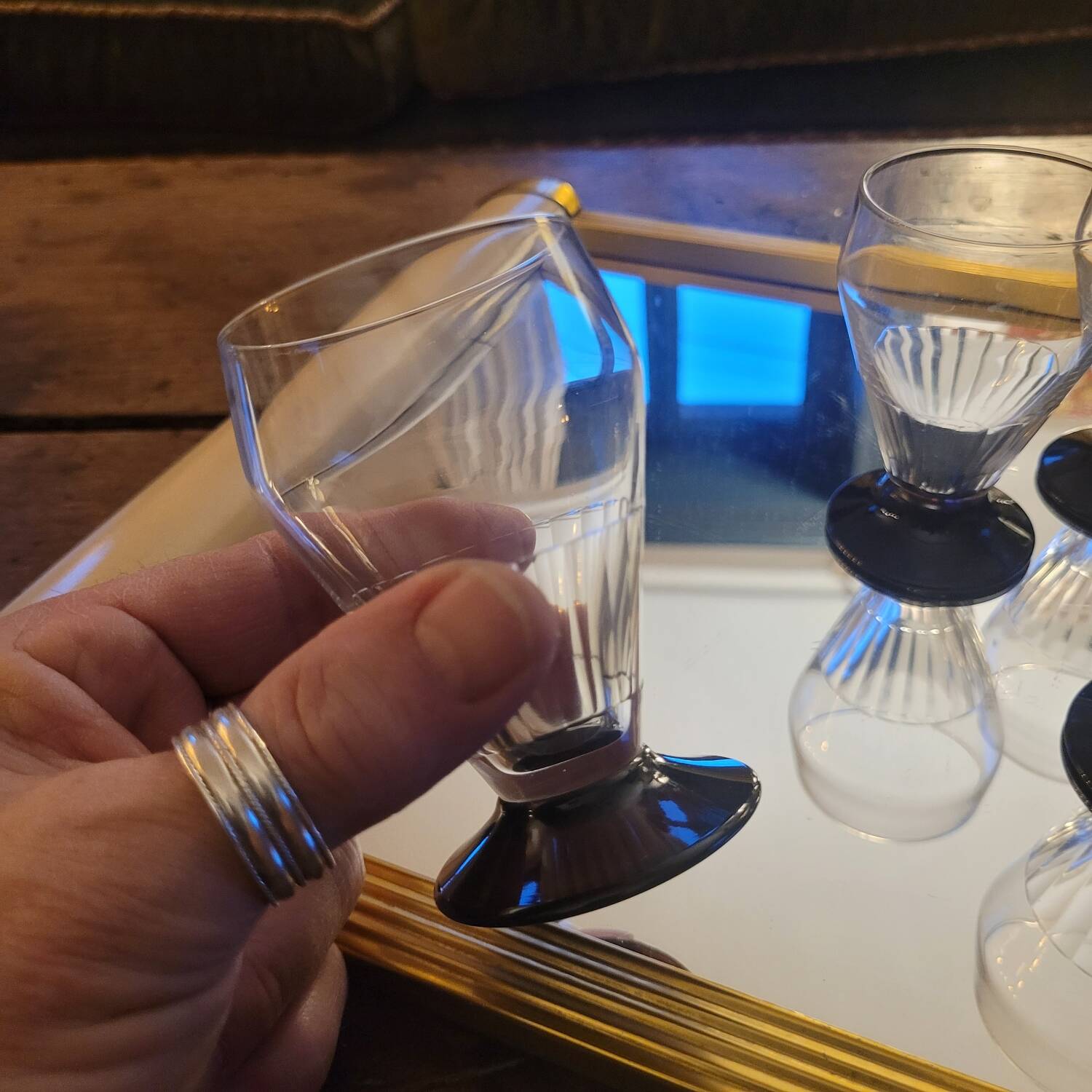 Série de 5 verres en verre fin à pied coloré – France – années 1960