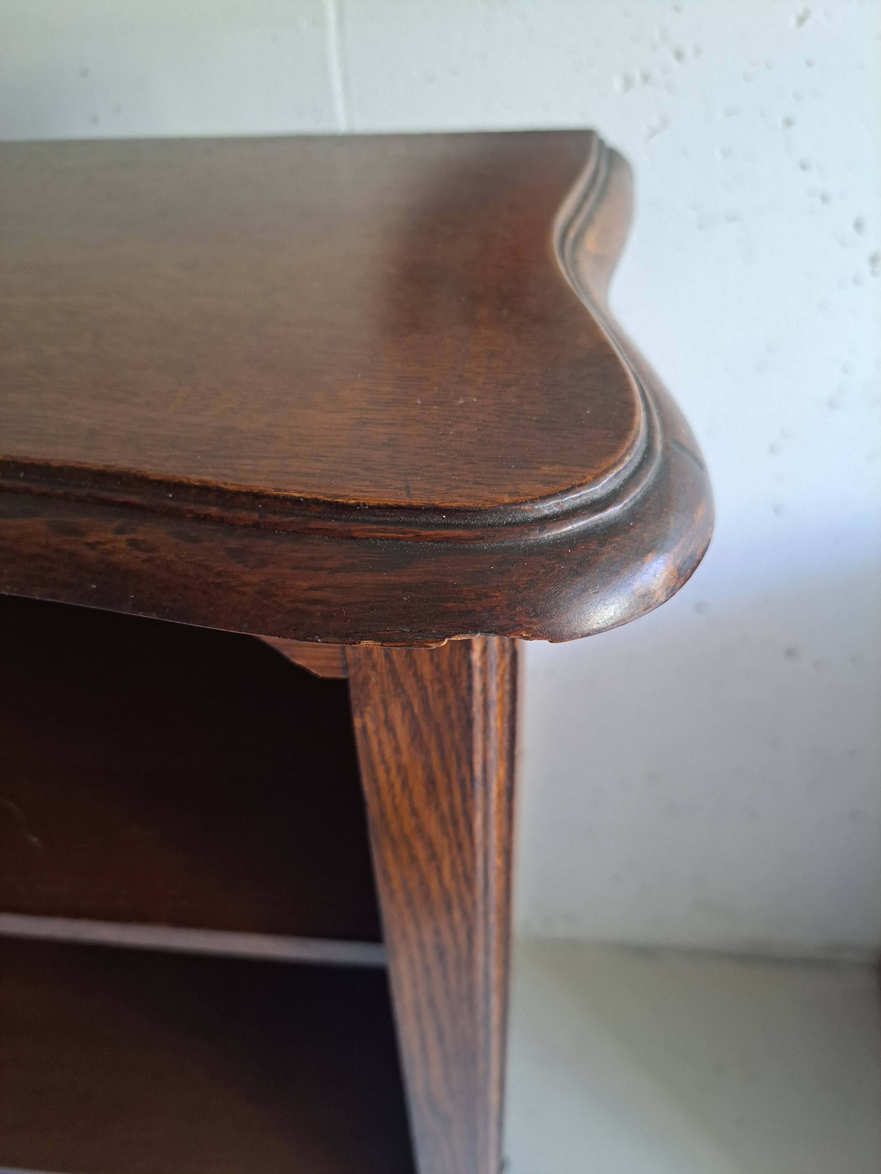 Small old wooden library / Bibus