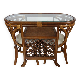 Rattan set with table and two armchairs.