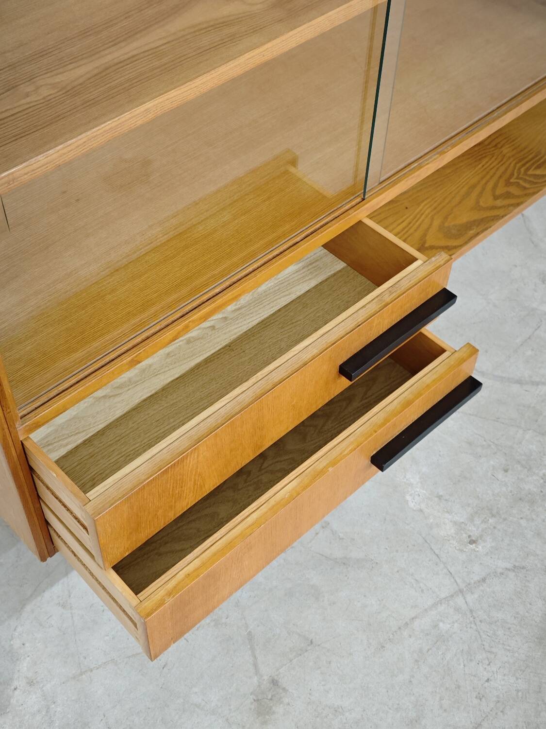 Buffet Vaisselier en bois blond Libena , ex Tchécoslovaquie 1970