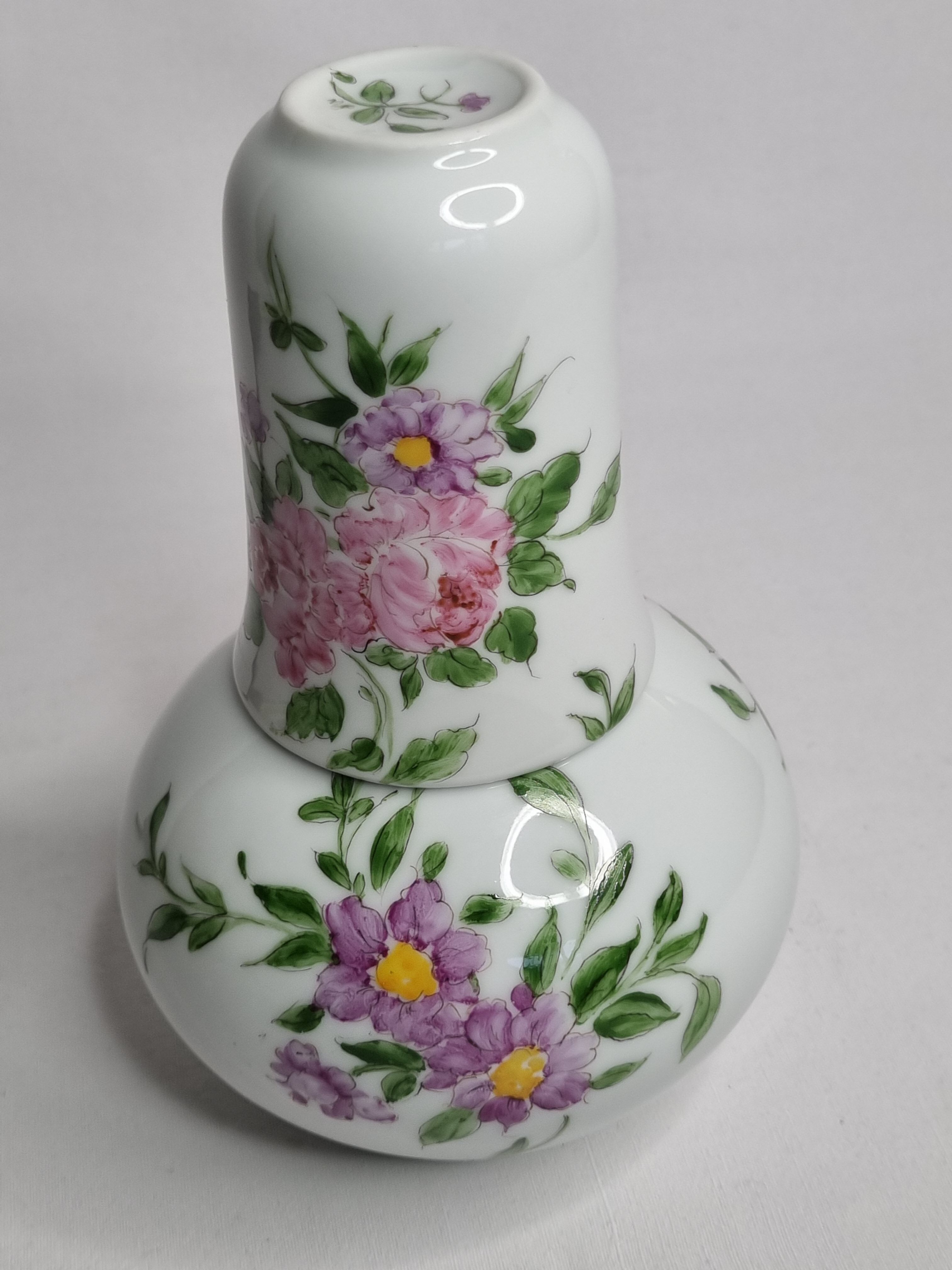 Ensemble pichet et gobelet en porcelaine décorés à la main
