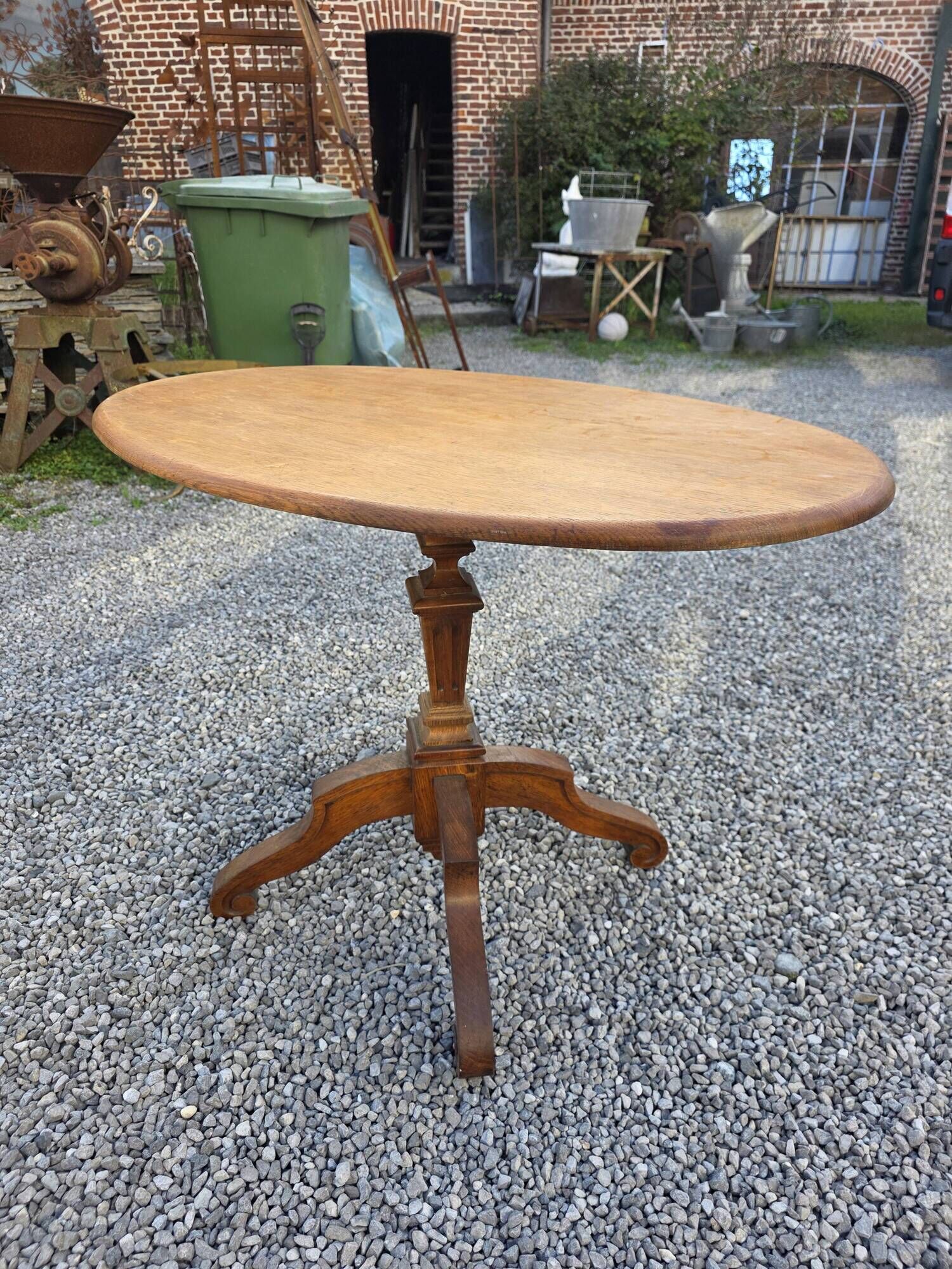 Oak guéridon table from the early 20th century.